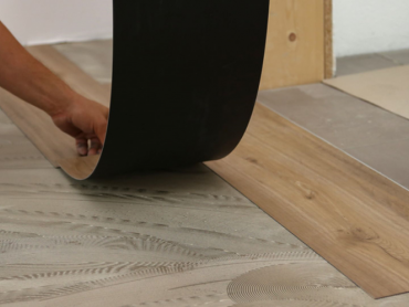 Instalando piso vinílico colado sobre cerâmica